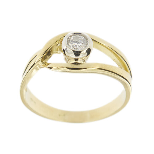 Anello solitario due ori 18 kt con diamanti taglio brillante di circa 0.20 ct colore FG purezza VS , montatura a cipollina in oro bianco con gambo intrecciato.