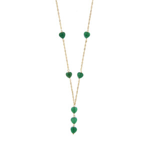 Collana in oro giallo 18 kt maglia singapore alternata da 7 cuori sfaccettati in calcedonio verde e pendente con 3 cuori sfaccettati in calcedoni verde.