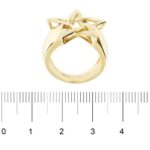anello a fascia bombata a stella in oro giallo foto paragone righello per misura in cm