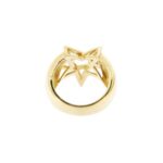 retro e interno di anello a fascia in oro giallo con forma di stella
