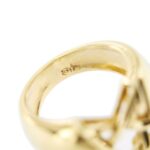 zoom dettaglio incisione interna punzone 750 oro di anello a stella
