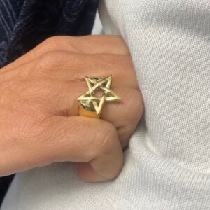 Foto gioiello indossata: Anello fascia bombata in oro giallo a stella