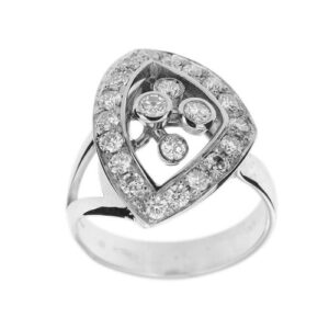 Anello a forma di triangolo in oro bianco 18 kt con gambo asimmetrico e 22 diamanti, taglio brillante: 18 da 0.05 ct cad. e in centro 4 da 0.07 ct cad. totale 1.18 ct - colore GH e purezza VVS.