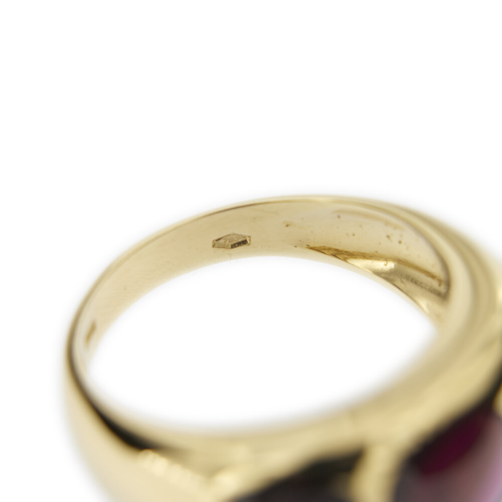 anello oro giallo con granati dettaglio