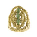 Anello in oro giallo e lavorazione grezza a forma di spirale con tre pietre quarzo avventurina centrali