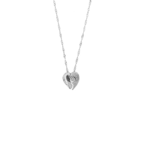 Collana in oro bianco 18 kt maglia singapore con ciondolo a cuore diviso in due: uno liscio con un diamante taglio brillante da 0.01 ct colore GH - purezza SI e l'altra parte del cuore satinata.