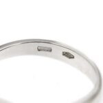 Dettaglio zoom punzone 750 oro di anello solitario oro bianco con diamante