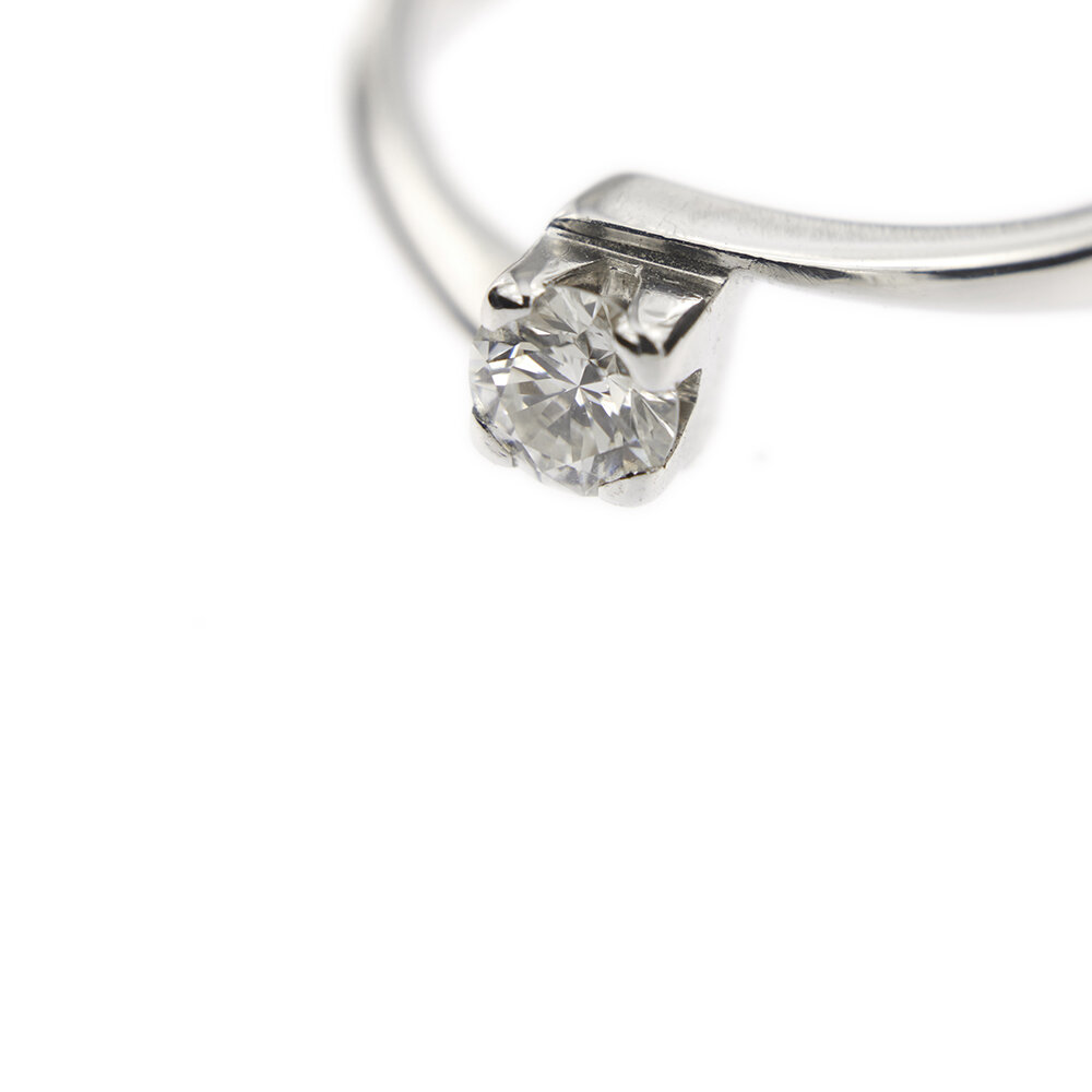 Dettaglio diamante zoom di anello solitario oro bianco con diamante