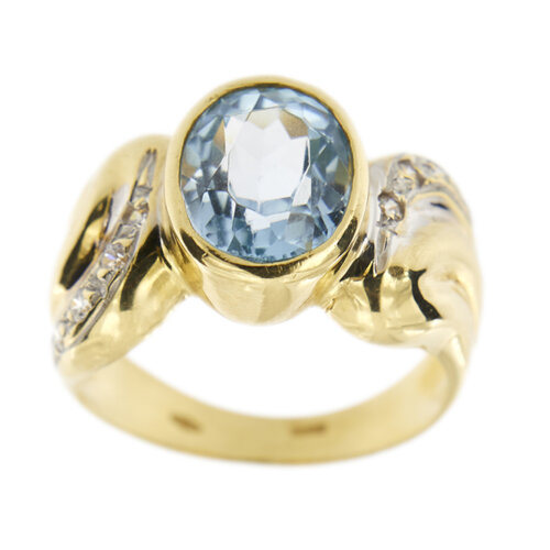 Anello in oro giallo 18 kt con topazio azzurro, ovale di 3.50 ct e a lato 10 zirconie cubiche.