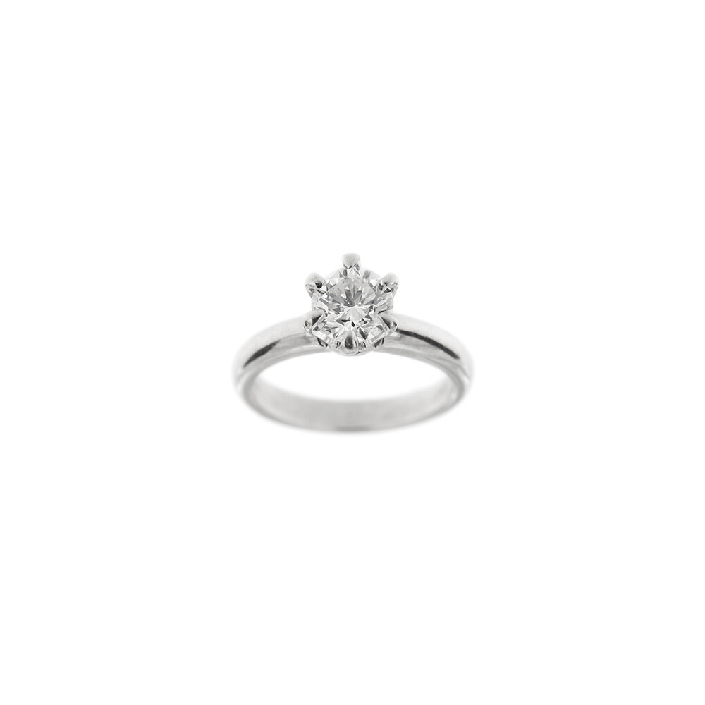 Foto in prospettiva anello oro bianco solitario con diamante e 6 griffe