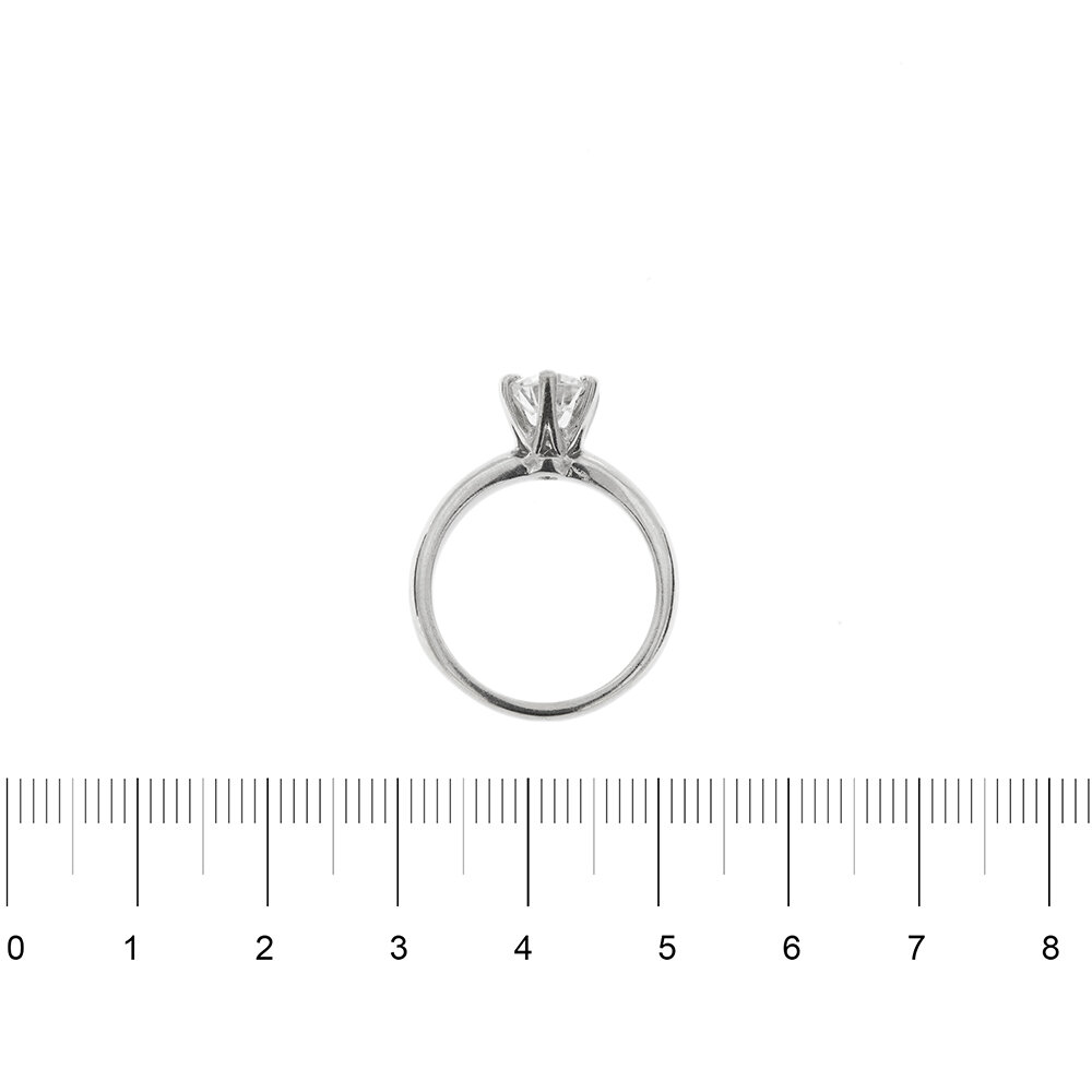Anello solitario con diamante paragone foto righello per grandezza misura anello