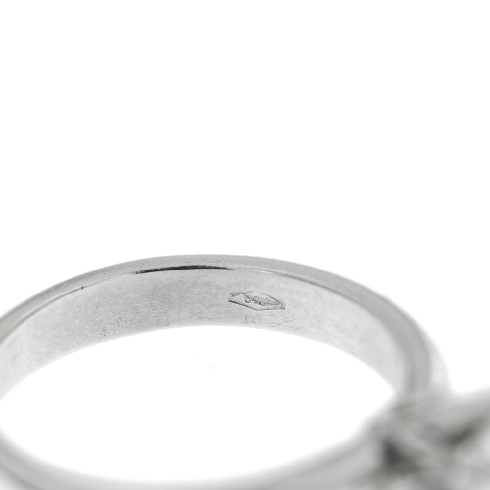 Particolare dettaglio anello oro bianco con diamante incisione