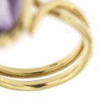 Dettaglio punzone oro 750 di anello oro giallo con ametista centrale