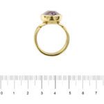 Anello oro giallo con ametista centrale foto paragone righello per misura gioiello