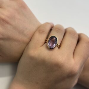 Foto gioiello indossata: anello in oro giallo con ametista ovale