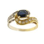 Anello contrarié in oro giallo e in oro bianco 18 kt con zaffiro naturale ovale da 0.65 ct e 16 diamanti taglio huit-huit: 4 da 0.05 ct, 4 da 0.04 ct, 4 da 0.03 ct e 4 da 0.02 ct cad., totale 0.56 ct - colore FG e purezza VS.