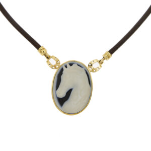 Collana in corda di cuoio con ciondolo e ganci in oro giallo 18 kt. Originale pendente ovale cammeo in onice nero con cavallo bianco, due ferri di cavallo uniscono il ciondolo alla collana. Realizzato dal famoso gioielliere milanese Gobbi 1842 2