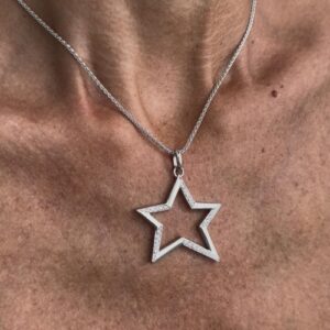 Foto gioiello indossata: collana in oro bianco con ciondolo stella con diamanti