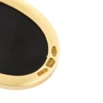 zoom dettaglio incisioni e punzone 750 oro su retro di ciondolo cameo
