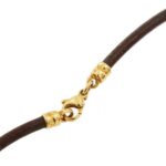 zoom dettaglio chiusura a moschettone in oro giallo su collana con cammeo raffigurante un cavallo