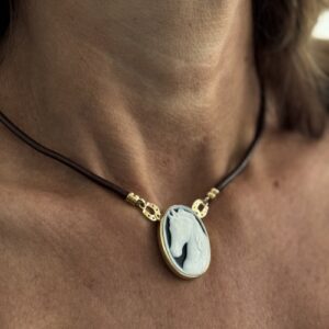 Foto gioiello indossata: collana con ciondolo cammeo con cavallo