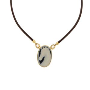 Collana in corda di cuoio con ciondolo e ganci in oro giallo 18 kt. Originale pendente ovale cammeo in onice nero con cavallo bianco, due ferri di cavallo uniscono il ciondolo alla collana. Realizzato dal famoso gioielliere milanese Gobbi 1842.