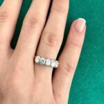 Foto gioiello indossata: anello riviere due ori con cinque diamanti 1ct