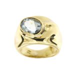Anello a fascia in oro giallo 18 kt con lavorazione a onda e una acquamarina ovale naturale da 2.50 ct.