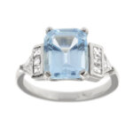 Anello in oro bianco 18 kt con topazio rettangolare da 4.20 ct e ai lati 6 diamanti quadrati taglio carre da 0.04 ct cad. e 2 diamanti triangolari da 0.085 ct cad. totale 0.72 ct - colore GH e purezza VVS.