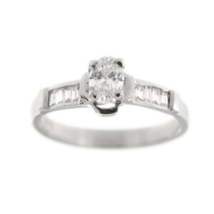 Anello in oro bianco 18 kt con diamante taglio brillante ovale da 0.44 ct e ai lati 8 diamanti taglio baguette da 0.03 ct cad. totale 0.68 ct - colore FG e purezza VVS.