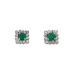 Orecchini a lobo quadrati in oro bianco 18 kt con 2 smeraldi naturali da 0.65 ct cad. totale 1.30 ct e 24 diamanti da 0.03 ct cad. totale 0.72 ct - colore EF e purezza VVS.