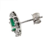 zoom dettaglio orecchino oro bianco con diamanti e smeraldo 2
