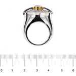 anello due ori con diamanti e rubino foto paragone righello per misura gioiello grandezza in cm