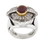 Anello bombato ovale a fascia in oro bianco 18 kt con rubino ovale da 1.80 ct incastonato a notte in oro giallo e 56 diamanti di cui taglio brillante: 40 da 0.03 ct cad. e 5 da 0..01 ct cad. e 11 taglio huit huit da 0.01 ct cad. totale 1.36 ct - colore FG e purezza VS.
