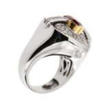 profilo di anello oro bianco con inserto in oro giallo diamanti e rubino centrale