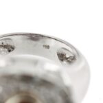 zoom dettaglio incisione interna su gambo di anello oro con diamanti e rubino: punzone 750 oro