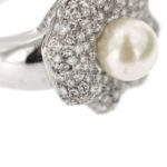 zoom dettaglio diamanti e perla su anello oro bianco
