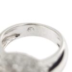 zoom dettaglio incisione gambo interna di anello oro bianco con diamanti e perla