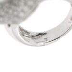 zoom dettaglio incisione gambo interna punzone 750 oro di anello oro bianco con diamanti e perla