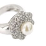 zoom dettaglio perla e diamanti di anello oro bianco a forma di fiore