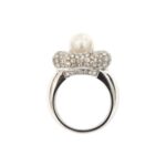 profilo spessore di anello oro bianco con fiore con diamanti e perla