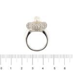 anello oro bianco con forma di fiore con diamanti e perla centrale foto paragone righello per misura gioiello grandezza in cm