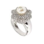 prospettiva lato di anello oro bianco con forma di fiore con diamanti e perla centrale