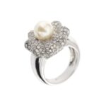 anello oro bianco con diamanti e perla