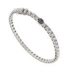 Bracciale tennis in oro bianco 18 kt con 46 diamanti taglio brillante da 0.10 ct cad. colore GH - purezza SI, e lettera B con diamanti neri da 0.01 ct cad. totale 4,69 ct. Chiusura a cassetto con 2 sicure.