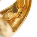 zoom dettaglio incisione interna di anello oro giallo contrarie con perle e diamanti