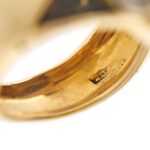 zoom dettaglio punzone 750 oro di anello oro giallo contrarié con perle e diamanti