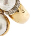 zoom dettaglio diamanti e perle su anello oro giallo contrarie