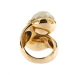 visione interna e retro di anello oro giallo contrarie con perle e diamanti