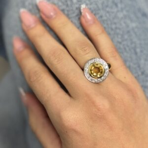 Foto gioiello indossata: anello in oro giallo e in oro bianco con quarzo citrino centrale e diamanti